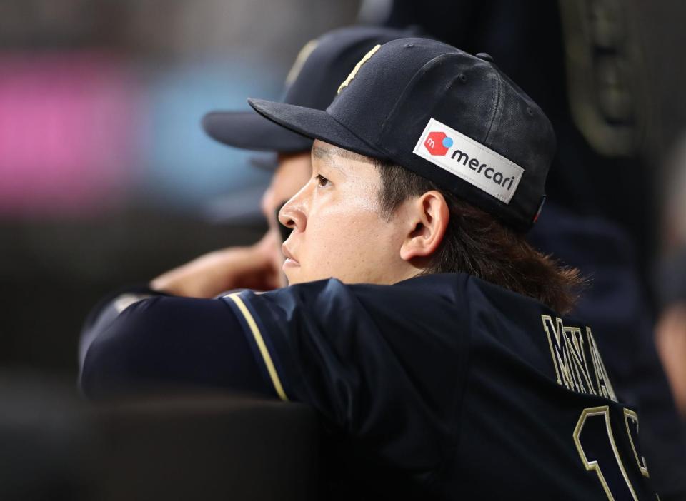 　２回途中で降板し、ベンチから戦況を見つめる宮城（撮影・中島達哉）