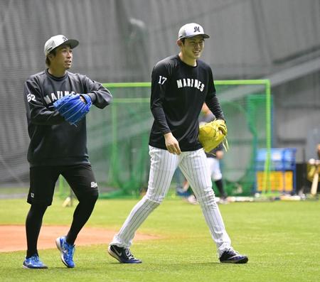 　試合前、室内練習場で益田（左）と共にノックを受け笑顔を見せる佐々木朗（撮影・開出牧）