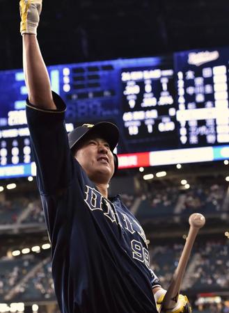 　６回、三者連続目となるソロ本塁打を放ち、スタンドにポーズをするオ杉本（撮影・中島達哉）