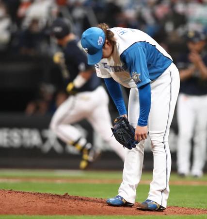 　６回、中川圭、森に続いて杉本（奥）に三者連続本塁打を浴びた堀（撮影・中島達哉）