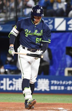 　６回、村上は空振り三振に倒れる（撮影・佐藤厚）