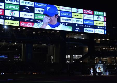 　プロ初セーブをあげ、お立ち台で感極まる田中正（撮影・中島達哉）