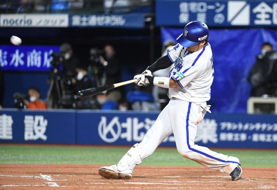 　７回、戸柱は右越えに２号勝ち越し３ランを放つ（撮影・佐藤厚）