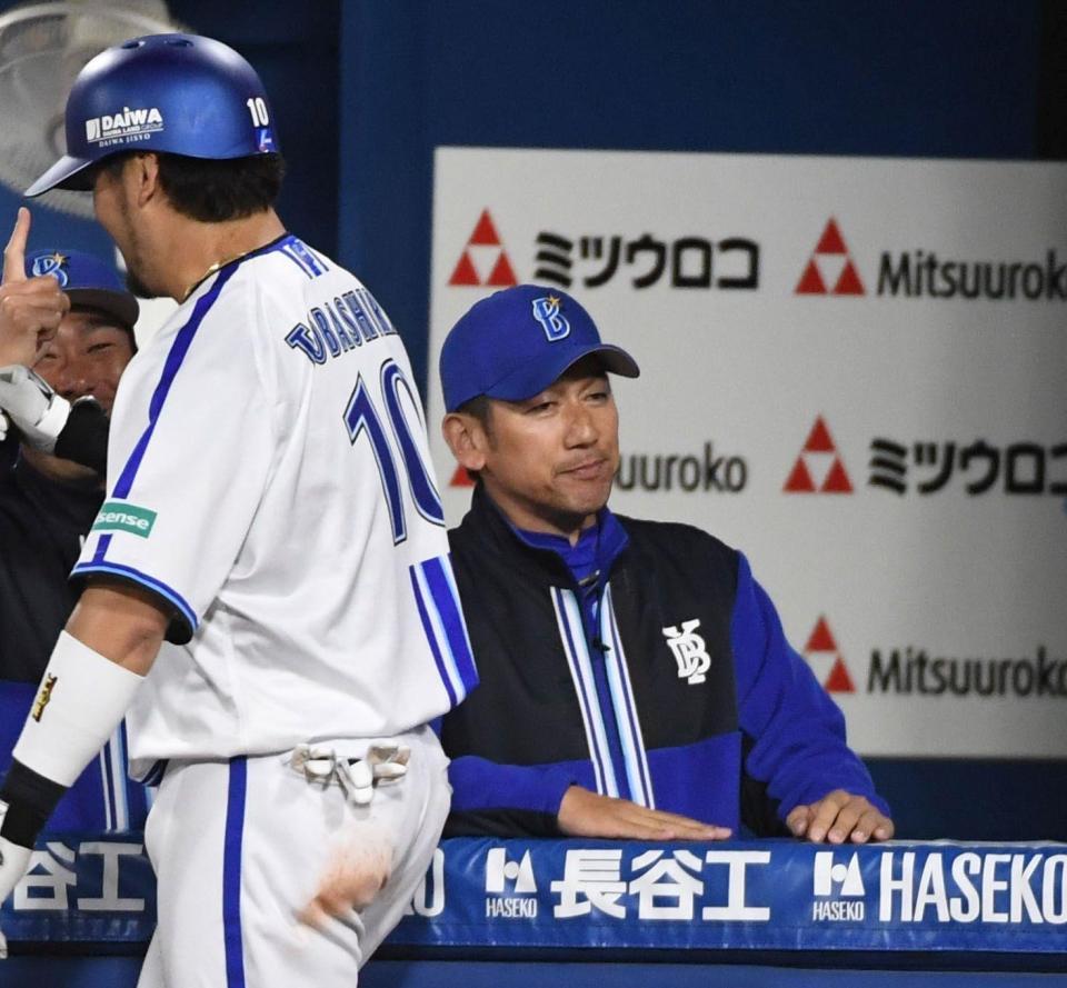 　７回、戸柱（左）が右越えに２号勝ち越し３ランを放ち、笑顔を見せる三浦監督（撮影・佐藤厚）
