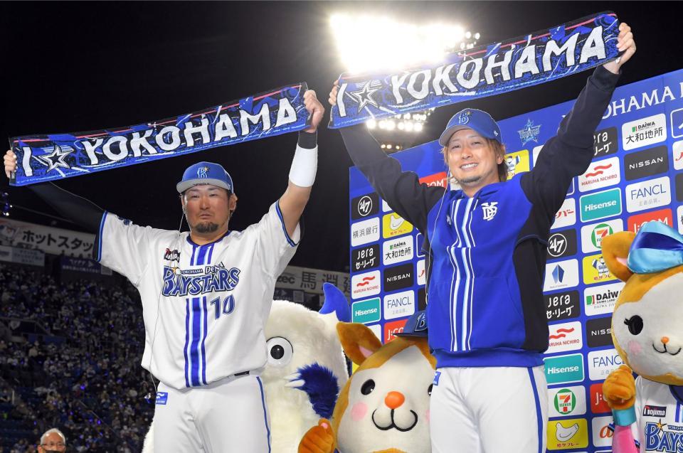 　復帰後初勝利を挙げ、決勝３ランの戸柱（左）笑とお立ち台に立つ三嶋（撮影・佐藤厚）