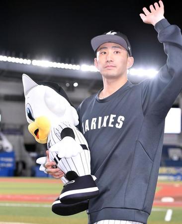 　今季２勝目を挙げスタンドの祝福に応える小島（撮影・開出牧）