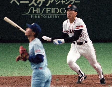 　１９９３年５月、ヤクルト戦でプロ初本塁打を放つ巨人時代の松井秀喜氏＝東京ドーム