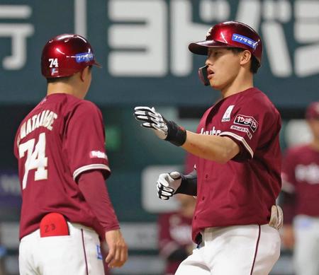 　７回、３ランを放ちコーチとタッチする辰己