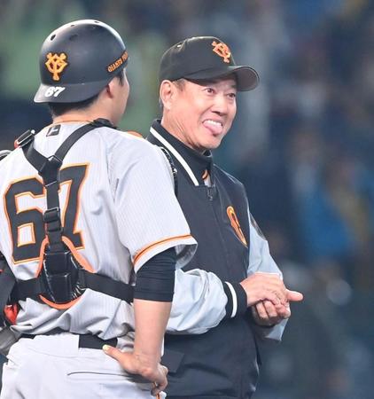 　８回、自らマウンドに向かい、笑顔を見せる原監督（撮影・高部洋祐）