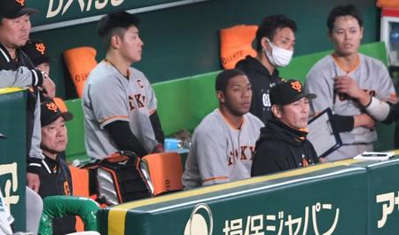 　９回、自軍の攻撃を険しい表情で見る原監督（左下）ら（撮影・北村雅宏）