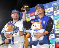 　復帰後初勝利を挙げ、決勝３ランの戸柱（左）とお立ち台に立つ三嶋（撮影・佐藤厚）