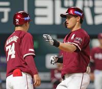 　７回、３ランを放ちコーチとタッチする辰己