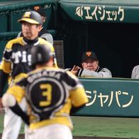 　６回、大山にソロを打たれ、大量失点にベンチの原監督はさえない表情を見せる（撮影・山口登）
