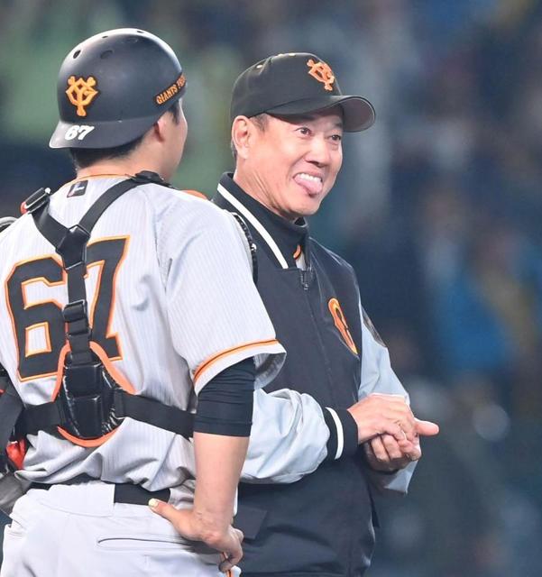 【写真】舌をペロッ　あまりの点差に原監督も開き直りの笑顔？