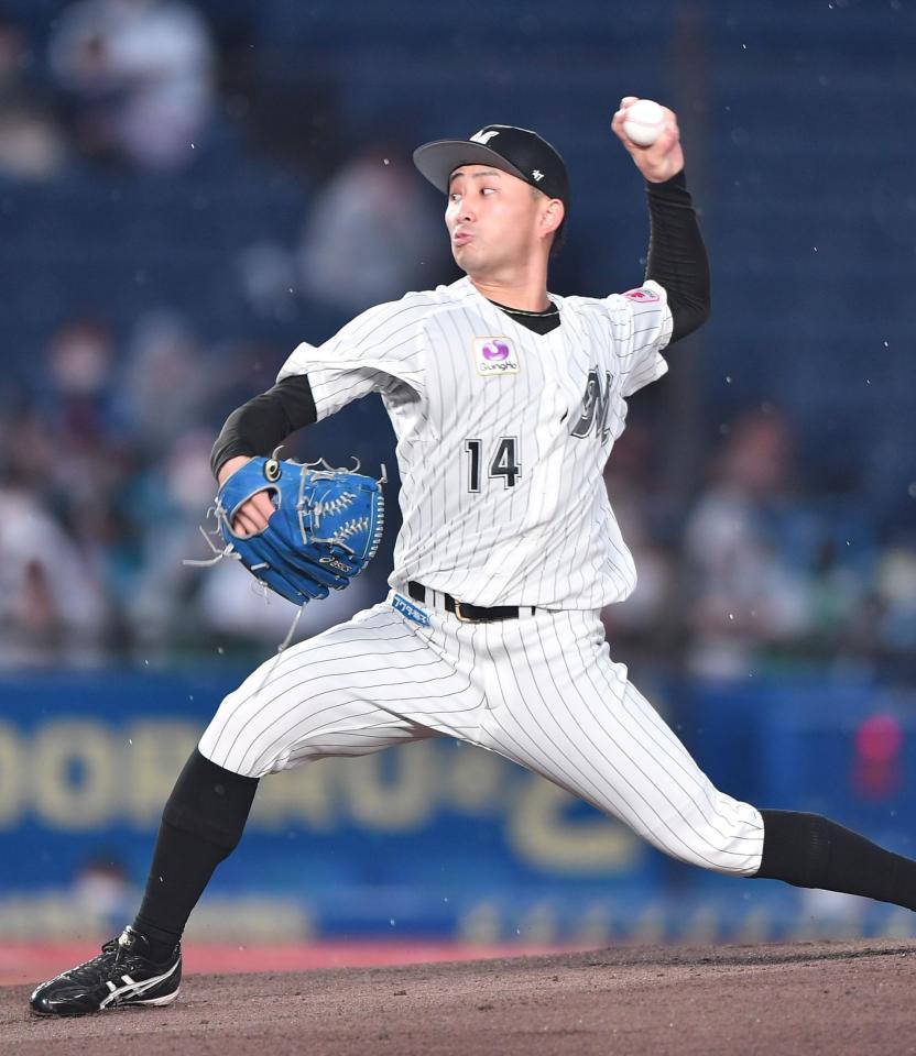 　雨のマウンドで力投する小島（撮影・開出牧）