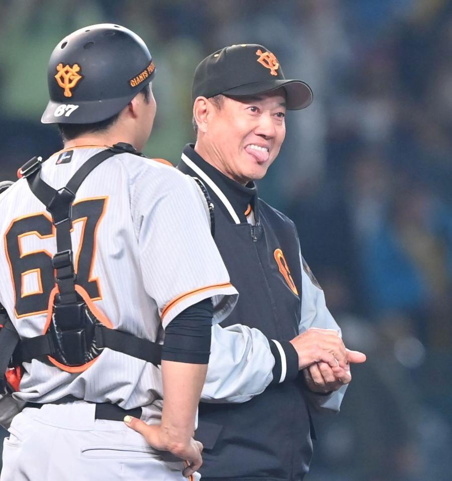 　８回、自らマウンドに向かい、笑顔を見せる原監督（撮影・高部洋祐）