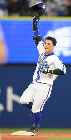 　延長１０回、サヨナラ適時二塁打を放ち、喜びを爆発させる関根（撮影・伊藤笙子）