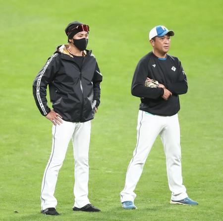 林ヘッドコーチ（右）と練習を見守る新庄監督（撮影・中島達哉）