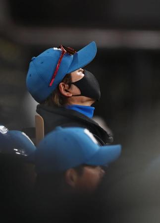 　１０回、投手交代を告げ、ベンチでがっくりする新庄監督（撮影・中島達哉）