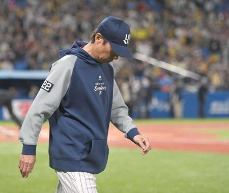 　阪神に敗れ、足早に引き揚げる高津監督（撮影・西岡正）