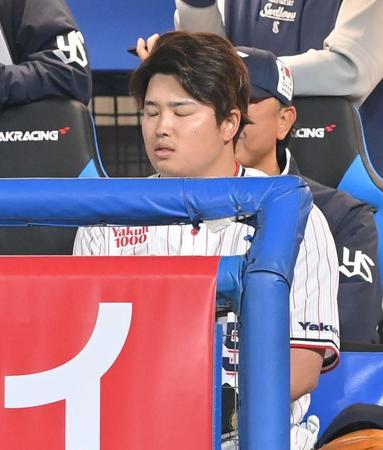 　６回、三振に倒れベンチで肩を落とす村上（撮影・高部洋祐）