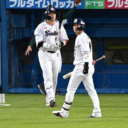　１回、捕邪飛に倒れた山田（右）と村上（撮影・金田祐二）