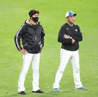 林ヘッドコーチ（右）と練習を見守る新庄監督（撮影・中島達哉）