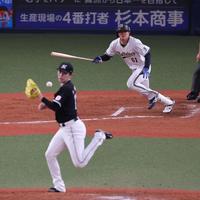 ４回、オリックス・茶野政は投手強襲の適時内野安打を放つ（投手ロッテ・佐々木朗希）＝撮影・山口登