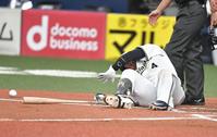 　７回、死球を受け倒れる森（撮影・石井剣太郎）