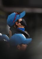 　１０回、投手交代を告げ、ベンチでがっくりする新庄監督（撮影・中島達哉）