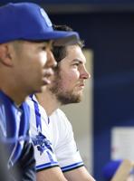 　７回裏、代打を送られ、ベンチでグラウンドを見つめるバウアー（右）