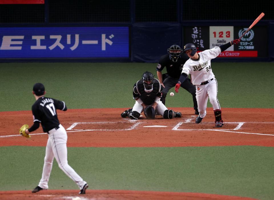 　２回、紅林は空振り三振に倒れる（撮影・山口登）