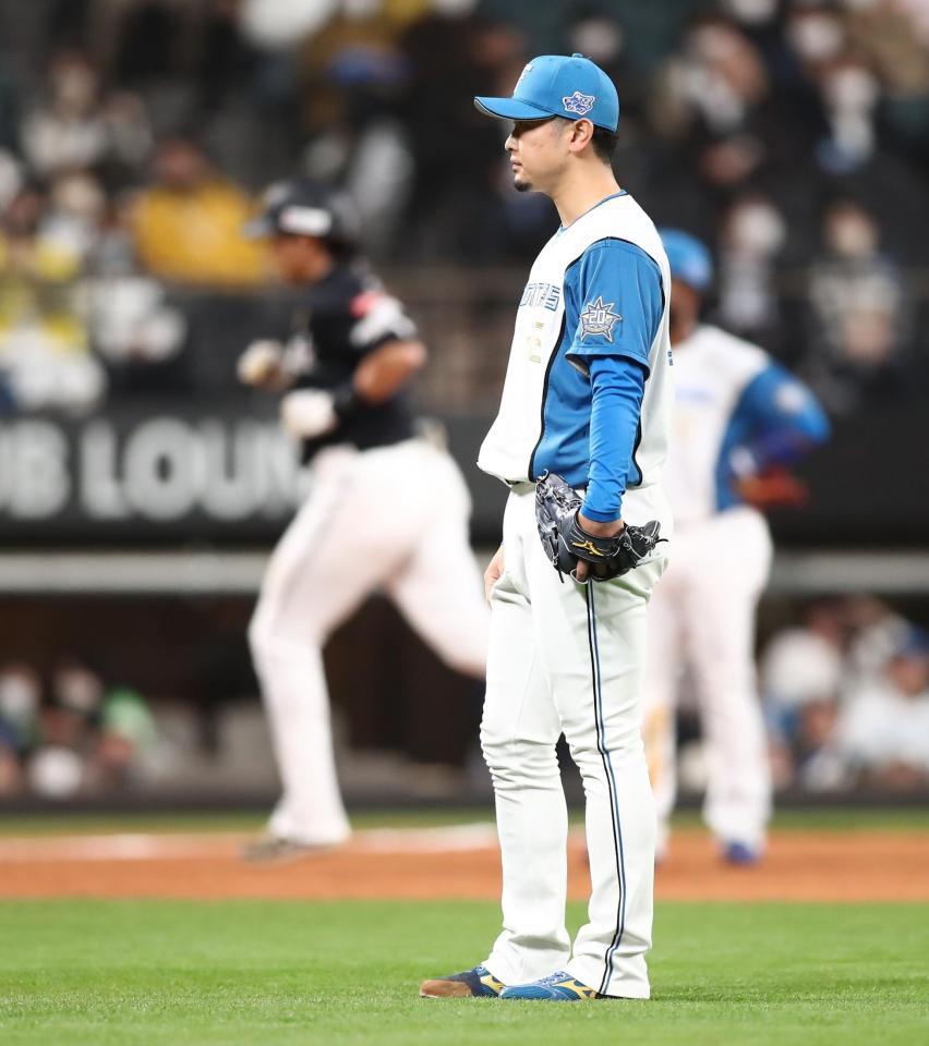 　１０回、柳田（左奥）に勝ち越し３ランを浴び、ぼうぜんとする池田（撮影・中島達哉）