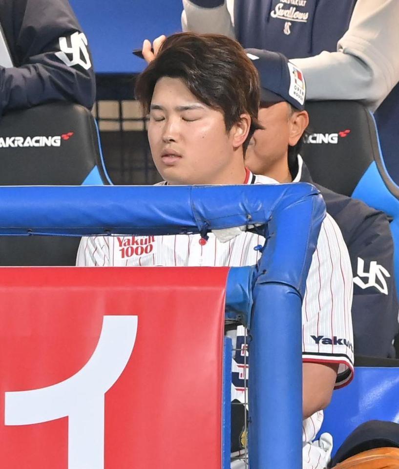 　６回、三振に倒れベンチで肩を落とす村上（撮影・高部洋祐）