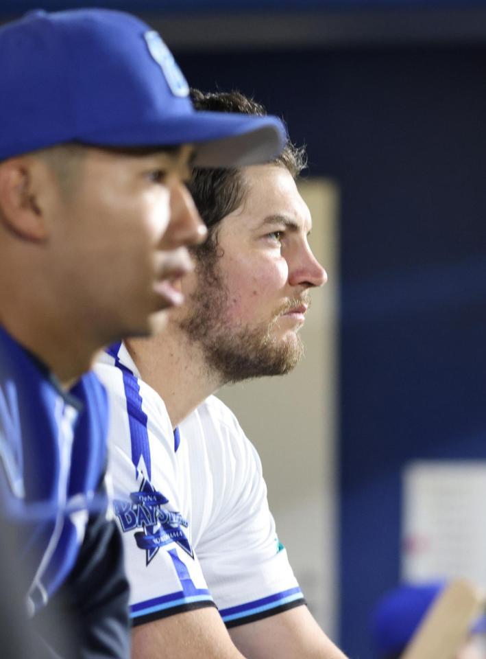 　７回裏、代打を送られ、ベンチでグラウンドを見つめるバウアー（右）