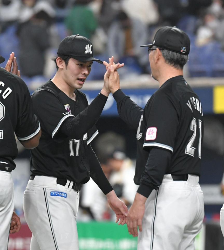 　試合に勝利し、吉井監督とタッチをかわす佐々木朗（左）＝撮影・石井剣太郎