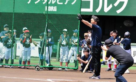 　野球教室を開催した松井秀喜氏はフリー打撃で本塁打を放つ