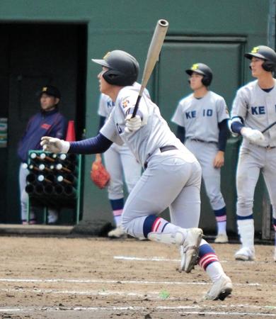 　右前に二塁打を放つ慶応・清原勝児