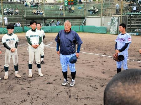 　試合後に篠山産、篠山鳳鳴の選手らに話をする篠山産・長沢監督