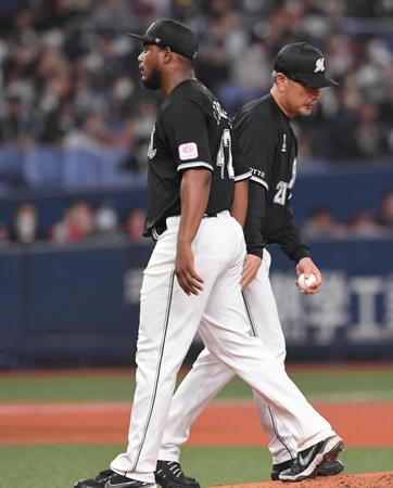 ６回途中、交代を告げられマウンドを降りるメルセデス（左）＝撮影・北村雅宏