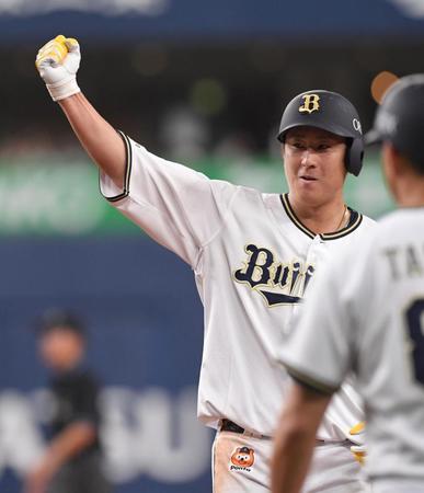 ６回、右前打を放った杉本は拳を突き上げる（撮影・北村雅宏）