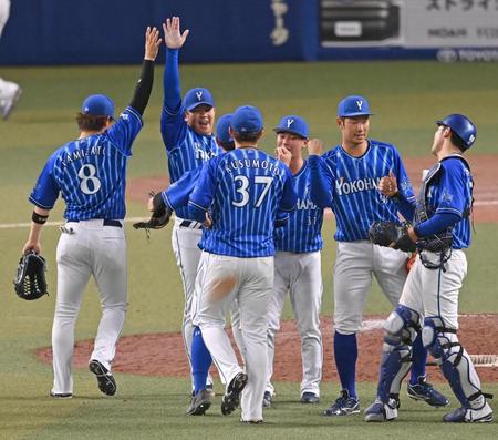 中日に勝利し、喜ぶＤｅＮＡナイン