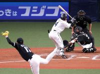 　７回、森に死球を与える佐々木朗（撮影・山口登）