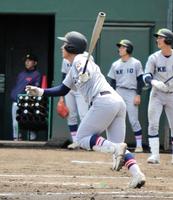 　右前に二塁打を放つ慶応・清原勝児