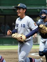 　ピンチを切り抜けて笑顔でベンチに戻る慶応・清原勝児