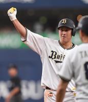 ６回、右前打を放った杉本は拳を突き上げる（撮影・北村雅宏）