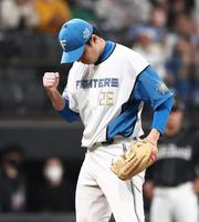 日本ハム・田中正義が古巣ソフトバンク相手に初セーブ！ファン