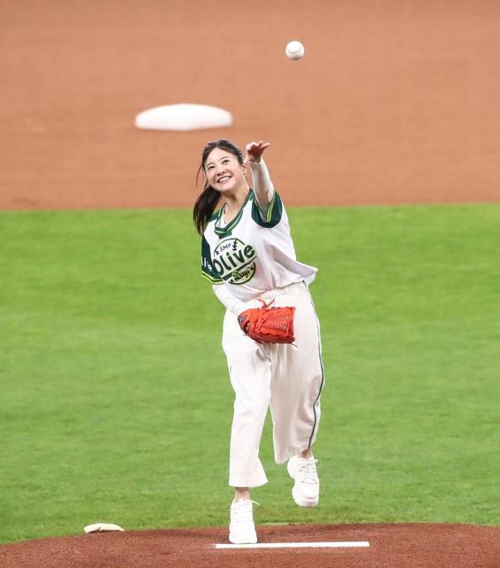 【写真】ポニーテールで始球式　コロコロ投球に頭を抱える吉高由里子が激カワ