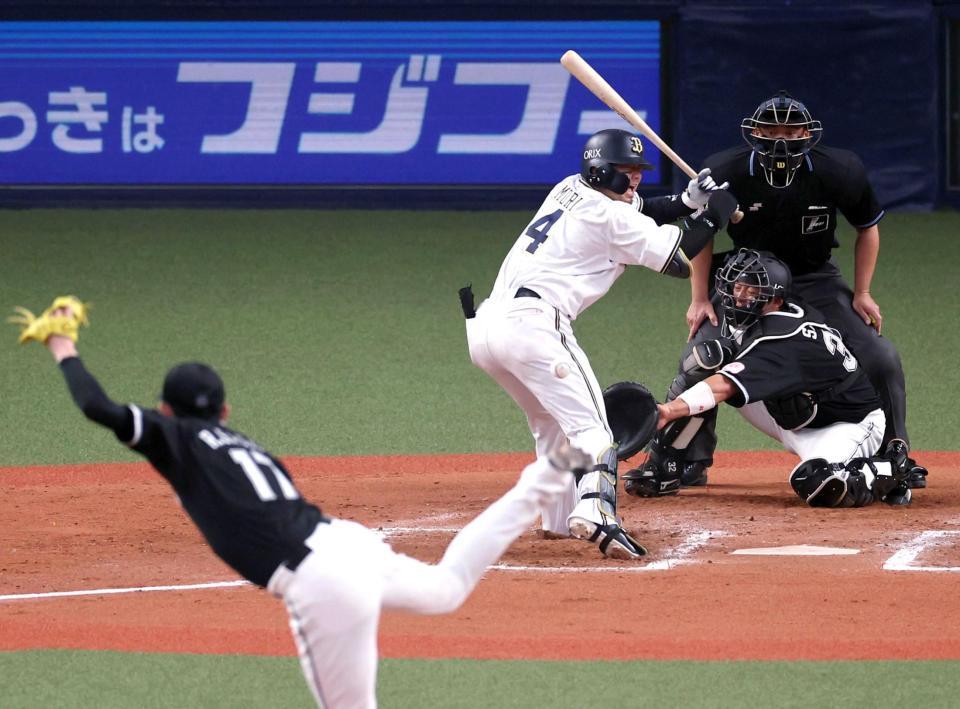 　７回、森に死球を与える佐々木朗（撮影・山口登）