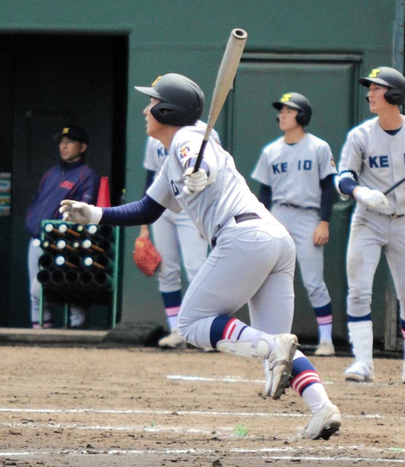 　右前に二塁打を放つ慶応・清原勝児